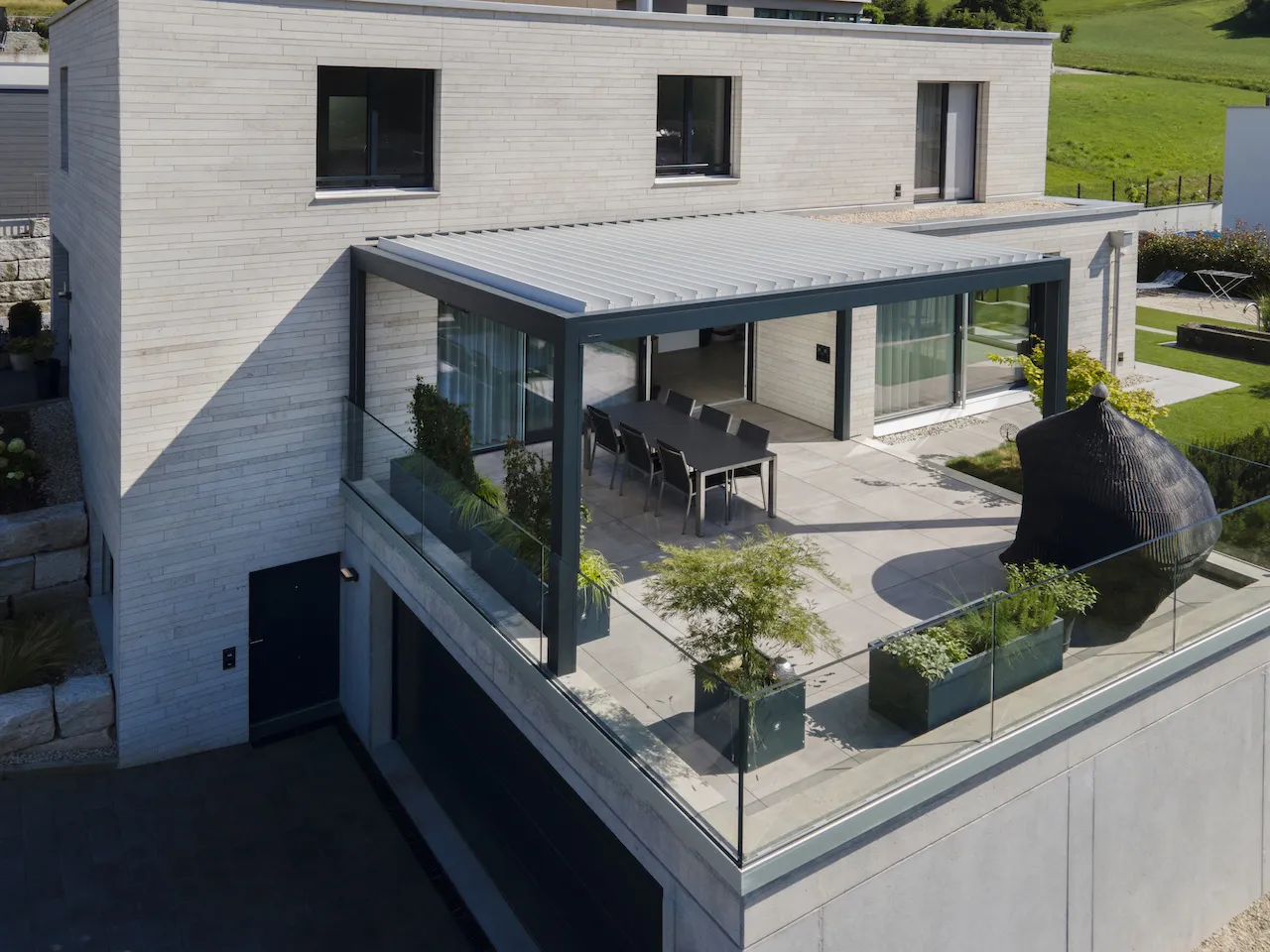 Modernes Lamellendach auf einer Terrasse